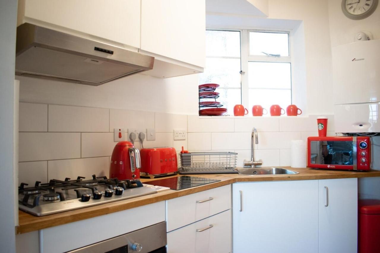 Beautifully Decorated Contemporary 2 Bedroom Flat London Eksteriør billede