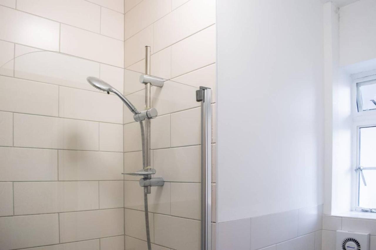 Beautifully Decorated Contemporary 2 Bedroom Flat London Eksteriør billede